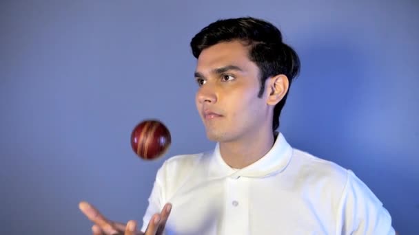 Ung Bowlare Redo Med Läderbollen Innan Cricketträningen Närbild Skott Attraktiv — Stockvideo