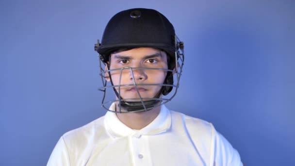 Batteur Professionnel Portant Casque Cricket Posant Avec Une Chauve Souris — Video