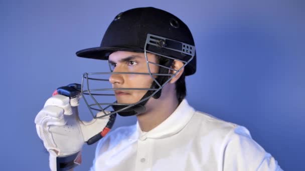 Jonge Indiase Cricketspeler Zijn Helm Aan Kleedkamer Maakt Zich Klaar — Stockvideo