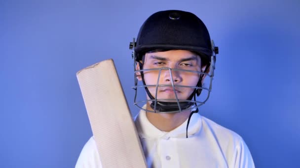 Indický Kriketový Pálkař Přilbou Pálkou Rukavicemi Rukou Dívající Kamery Sports — Stock video