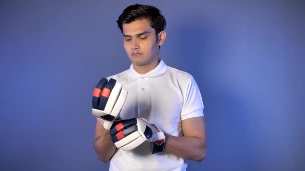 Retrato Joven Jugador Cricket Indio Usando Guantes Mano Preparándose Para — Vídeos de Stock