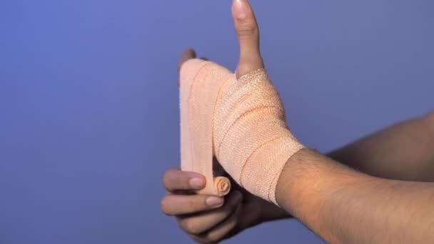 Handleden Stukning Ung Man Linda Crepe Bandage Sin Smärtsamma Handled — Stockvideo