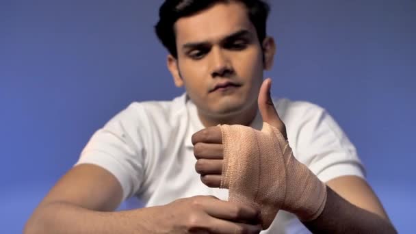 Indyjski Mężczyzna Nakładający Elastyczny Bandaż Zwichnięcie Indyjski Bokser Średnie Ujęcie — Wideo stockowe