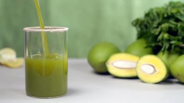 Geleneksel tuzlu limonata, tuzlu Aam Panna, çiğ mango ve yaprakla Hindistan 'da yaz içeceği. Yakın çekim çiğ yeşil mango, taze nane yaprakları ve ahşap bir masada turunçgil sarısı limon. 