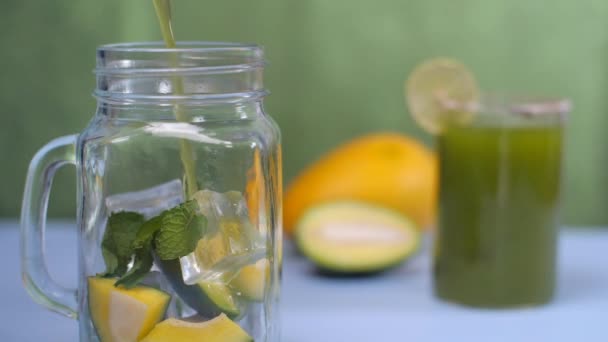 Limonada Manga Crua Com Cubos Gelo Folhas Hortelã Derramando Frasco — Vídeo de Stock