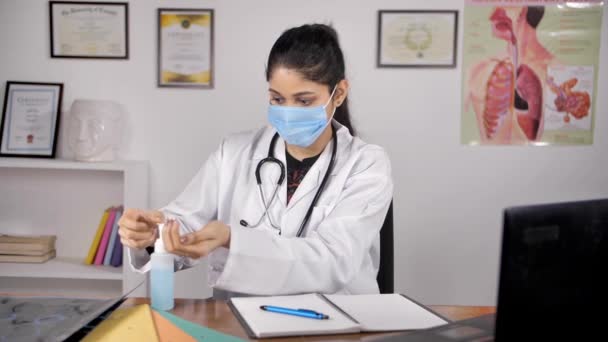 Médecine Indienne Utilisant Désinfectant Pour Désinfecter Ses Mains Hygiène Pendant — Video