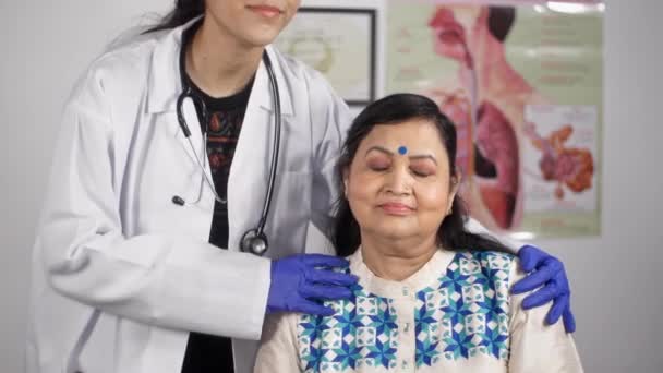 Usmívající Mladá Doktorka Objímající Pacientku Lékařskou Službu Klinice Detailní Záběr — Stock video