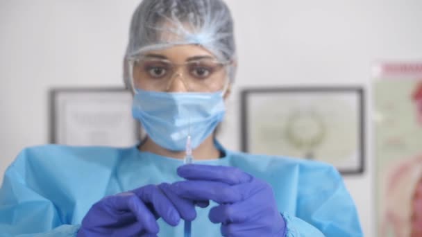 Ung Kvinnlig Läkare Med Ett Personligt Skyddskit Ppt Som Innehåller — Stockvideo
