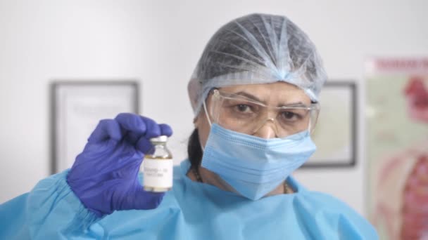 Seorang Dokter Dalam Pakaian Pelindung Pribadi Ppe Kit Memegang Vaksin — Stok Video