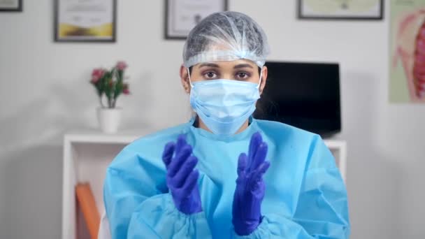 医生穿着Ppe套件拍手庆祝治疗的成功 一名医护人员在与考罗那韦病毒打交道后高兴地坐在医院里 成功地进行了Covid 19疫苗接种 — 图库视频影像