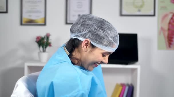 Een Indiase Arts Medische Beschermende Kleding Ppe Kit Lachend Draaiend — Stockvideo