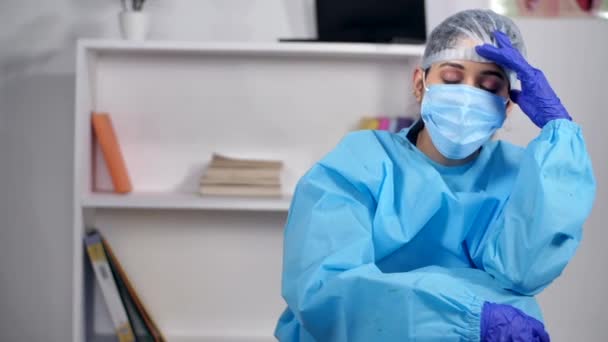 Túlhajszolt Kórházi Ápoló Egyéni Védőöltözetben Ppe Kit Fáradtnak Érzi Magát — Stock videók