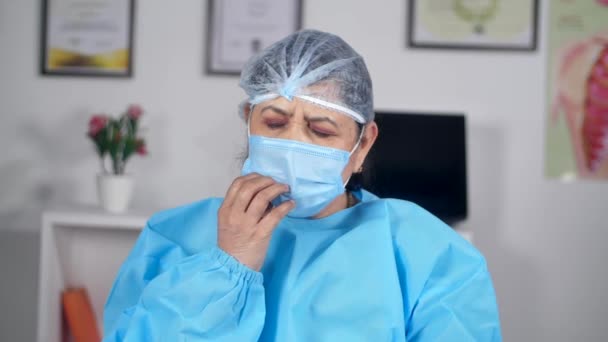 Lady Doctor Retirando Sua Máscara Protetora Respirando Fresco Durante Covid — Vídeo de Stock