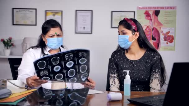 Indiase Arts Toont Een Scan Röntgenfoto Aan Een Patiënt Covid — Stockvideo