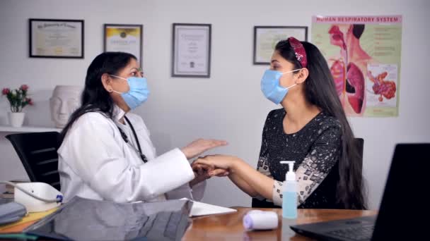 Médico Indio Animando Paciente Durante Tratamiento Concepto Salud Primer Plano — Vídeos de Stock