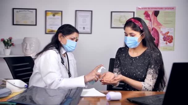 Médico Indiano Higienizar Mãos Paciente Durante Pandemia Coronavirus Uma Jovem — Vídeo de Stock