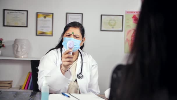 Hastanın Sıcaklığını Ölçen Tıbbi Maske Takan Hintli Bir Doktor Coronavirus — Stok video