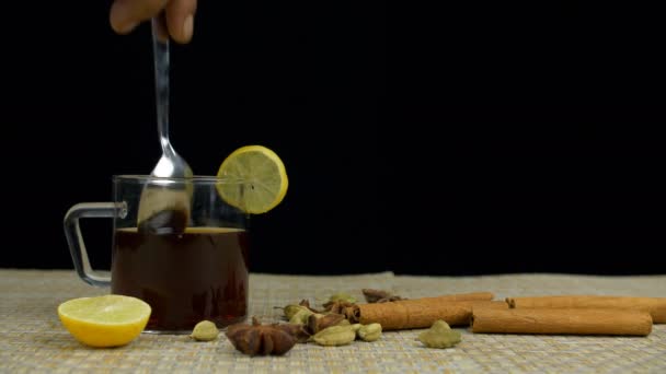 Χέρι Του Αρσενικού Φτιάχνει Ένα Φλιτζάνι Πράσινο Τσάι Διακοσμημένο Φέτες — Αρχείο Βίντεο