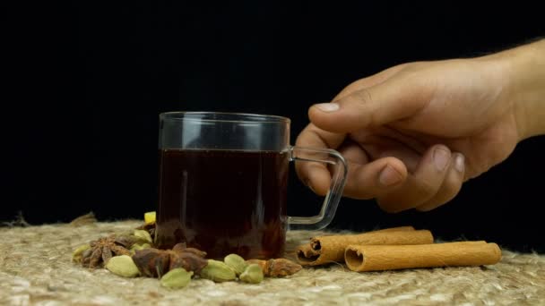 Χέρι Του Αρσενικού Μαζεύει Και Κατεβάζει Ένα Φλιτζάνι Πράσινο Τσάι — Αρχείο Βίντεο