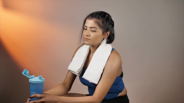 Jeune Femme Forme Ayant Une Boisson Protéinée Après Une Séance — Video