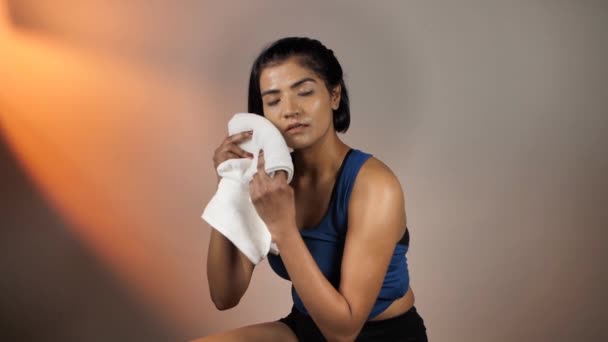 Health Conscious Girl Wiping Sweat Towel Her Workout Session Indoors — Stock Video