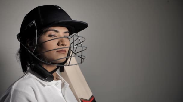 Cricketer Mulher Indiana Confiante Usando Luvas Rebatidas Ajustando Seu Capacete — Vídeo de Stock