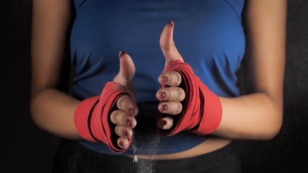 Mão Esportiva Muscular Envolta Uma Bandagem Pano Vermelho Usando Talco — Vídeo de Stock