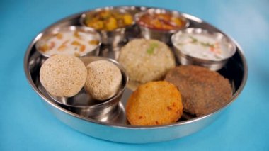 Büyük Cholai Laddus, Navratri 'de servis edilen diğer yiyeceklerle birlikte bir kasede saklıyordu. Kuzey Hindistan 'dan gelen thali / tabak Hint festivalleri sırasında Hindistan' ın geleneksel konseptine bağlı insanlar için sunulmuştur.