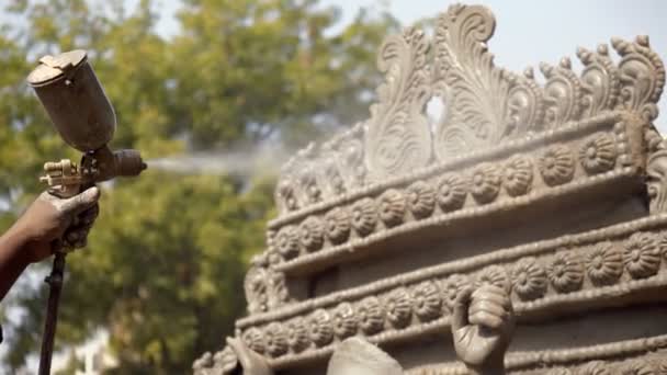 印度工匠用喷漆工具手绘Ma Saraswati的雕像 印度一名专业画家在Saraswati女神雕塑上喷涂油漆的特写镜头 — 图库视频影像