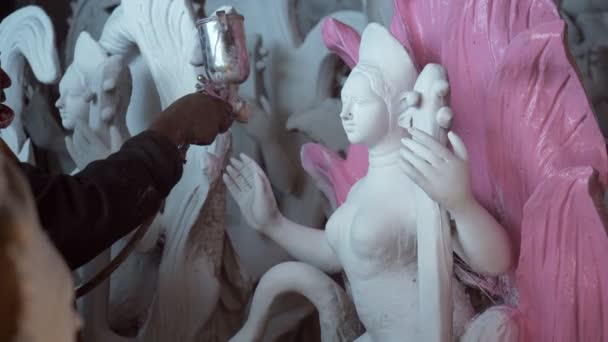 Incline Tiro Artesão Profissional Que Pinta Estátua Deusa Saraswati Festival — Vídeo de Stock