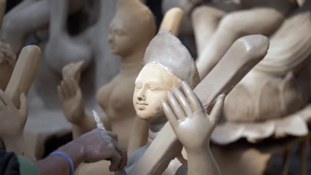 Händerna Indisk Konstnär Målar Saraswatis Skulptur Med Pensel Tilt Skott — Stockvideo