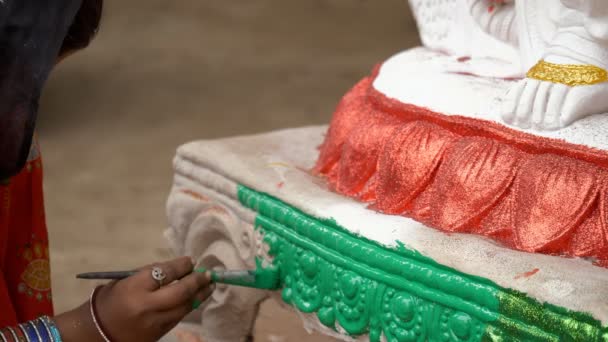 예술가의 힌두교 여신의 조각상에 색칠되어 있습니다 인도의 사라스와 티푸자 힌두교 — 비디오