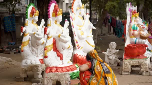 Artista Femenina Pintando Los Diseños Una Estatua Arcilla Saraswati Una — Vídeo de stock