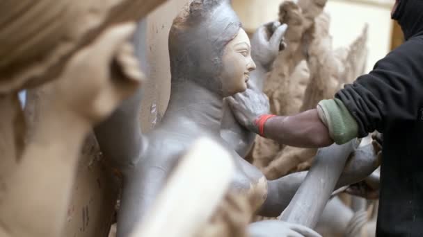 인도의 공예가 라스와 Saraswati 조각상의 사라스와 티푸자 힌두교 개념에 숭배받을 — 비디오