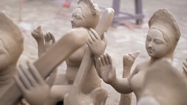 潘拍摄了一个有许多雕像的粘土作坊 还有一个女人在准备一个偶像 一名女工匠的手 为印度节设计萨拉斯瓦蒂 印度教女神雕塑 萨拉斯瓦蒂Puja概念 — 图库视频影像