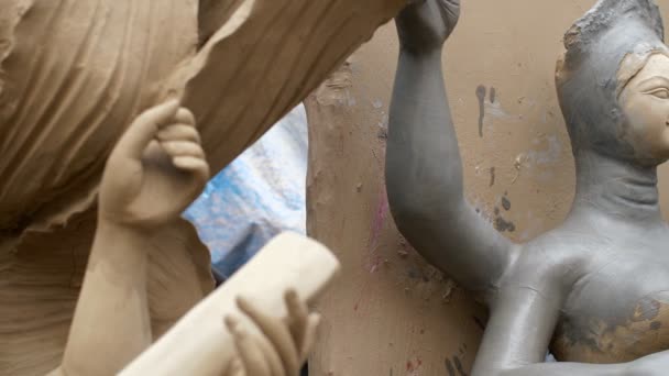 做粘土雕塑 印度教女神萨拉斯瓦蒂雕像的艺术家的手 一名印度工匠在为Saraswati Puja设计的Ma Saraswati神像 壁画上涂了一层黏土 — 图库视频影像