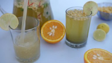 Serin Hint Rajasthani, temiz bir bardağın içine Jaljeera 'yı dolduruyor - ferahlatıcı bir yaz içkisi. Yakın plan portakal dilimleri, bir dilim limonla süslenmiş Boondi kokteyli.