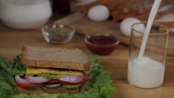 Leche Pura Vierte Vaso Transparente Para Servir Con Sándwich Vegetariano — Vídeos de Stock