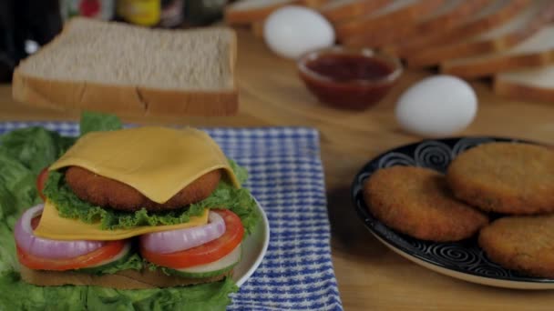 Trozo Del Pan Castaño Que Cae Sobre Sándwich Queso Vegetal — Vídeo de stock