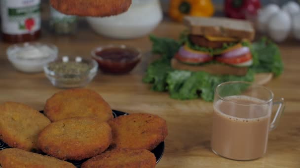 Burger Patty Tombant Sur Une Assiette Avec Autres Galettes Savoureuses — Video