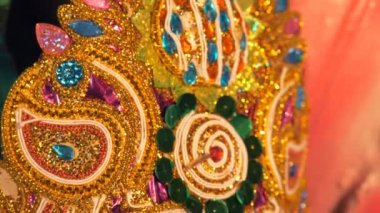 Hindu putu Ma Durga 'nın kil heykelinin gözlerini boyayan bir zanaatkar. Hintli bir sanatçının yaklaşan Durga Puja festivali için Tanrıça Durga 'nın heykellerini yaparken çekilmiş bir fotoğrafı.