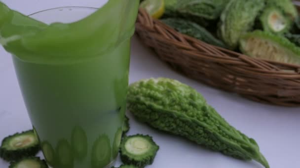 Krojone Warzywa Zielone Karela Spada Szklance Squasha Napój Ziołowy Zbliżenie — Wideo stockowe