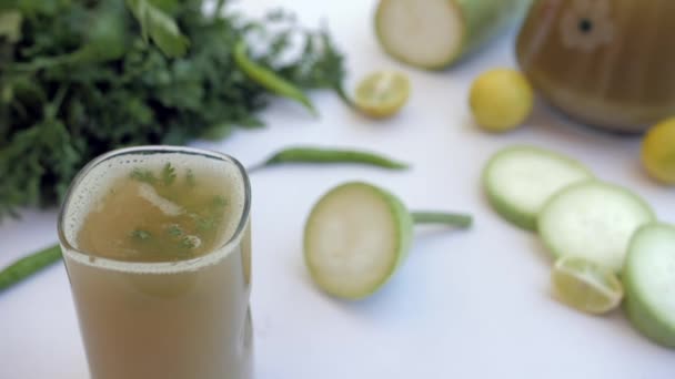 Copo Suco Doodhi Temperado Com Folhas Coentro Verdes Uma Bebida — Vídeo de Stock