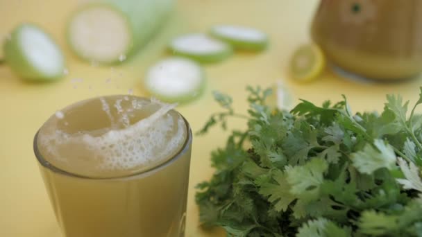 Bir Bardak Tazeleyici Kabak Suyunun Içine Düşen Sulu Bir Limon — Stok video