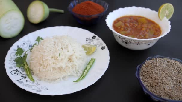 Hoja Cilantro Fresco Dhania Cayendo Plato Arroz Blanco Con Chiles — Vídeos de Stock