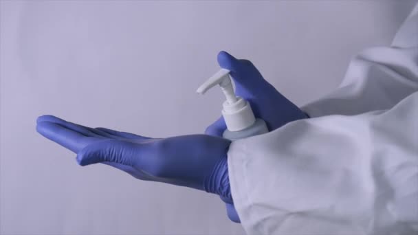 Ein Oberarzt Schüttet Vor Der Behandlung Des Patienten Desinfektionsmittel Auf — Stockvideo