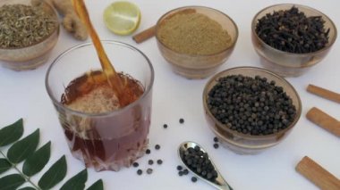 Sabahları şeffaf bardaklara köpüklü aromalı bitki çayı dökülürdü. Karabiber, karanfil, dilimlenmiş limon gibi ünlü Hint baharatları ve Tulsi yapraklarını beyaz bir masada birleştirir.