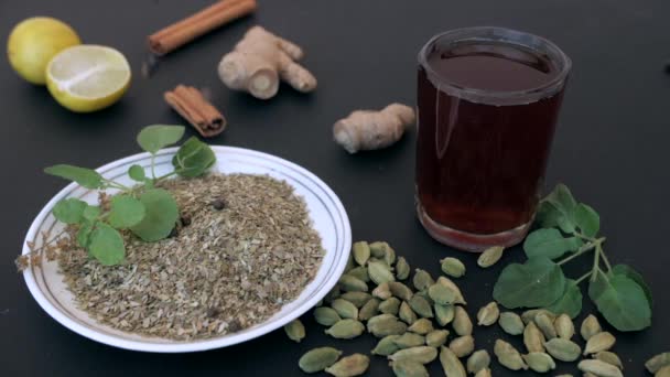 Tulsi Patta Ile Birlikte Bir Tabak Kurutulmuş Çay Yapraklarının Üzerine — Stok video