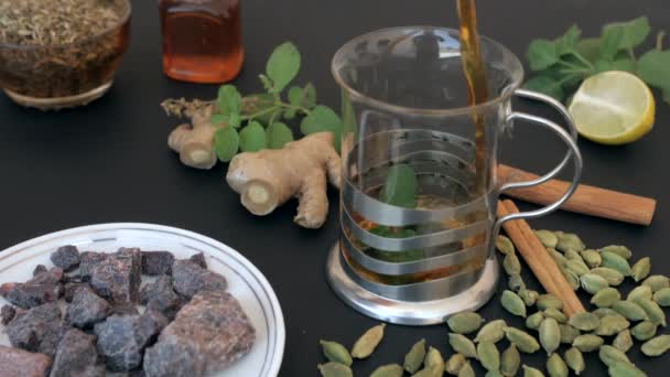Herbata Przyprawiona Liśćmi Tulsi Wlewającymi Się Przezroczystego Kubka Zdrowia Medycyny — Wideo stockowe