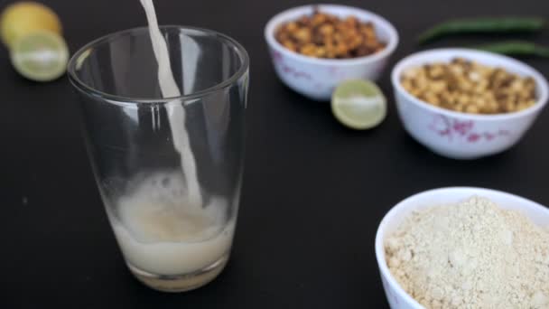 Bebida Sana Fresca Verano Sattu Mezclado Con Agua Que Vierte — Vídeos de Stock